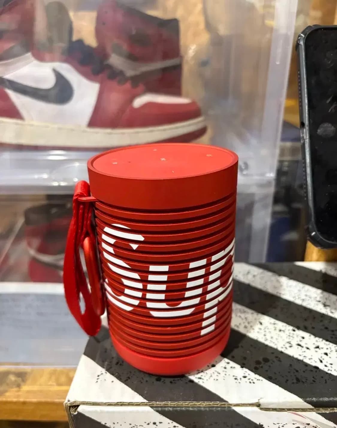 슈프림 x 뱅 앤 올룹슨 익스플로러 포터블 스피커 레드 상품이미지1