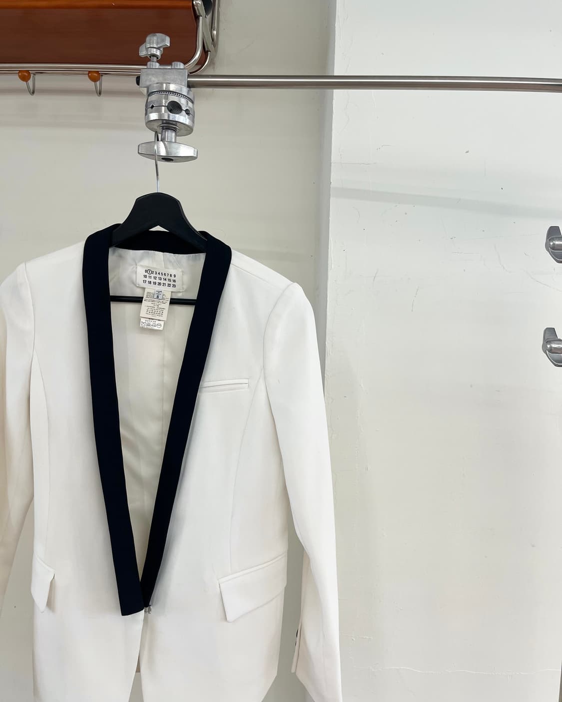 메종 마르지엘라 화이트 턱시도 블레이저 상품이미지4