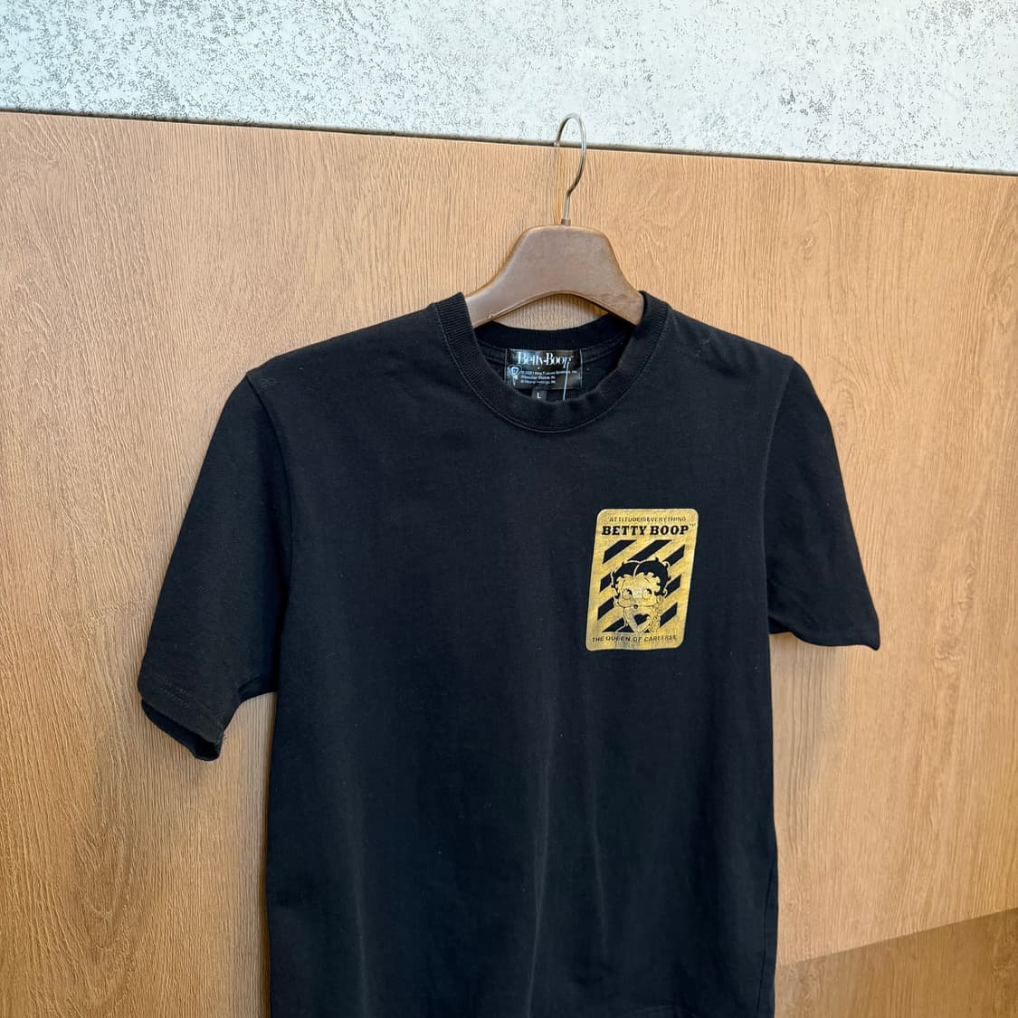 베티붑 코튼 라운드넥 반팔 티셔츠 그래픽 프린팅 디테일 블랙 상품이미지3