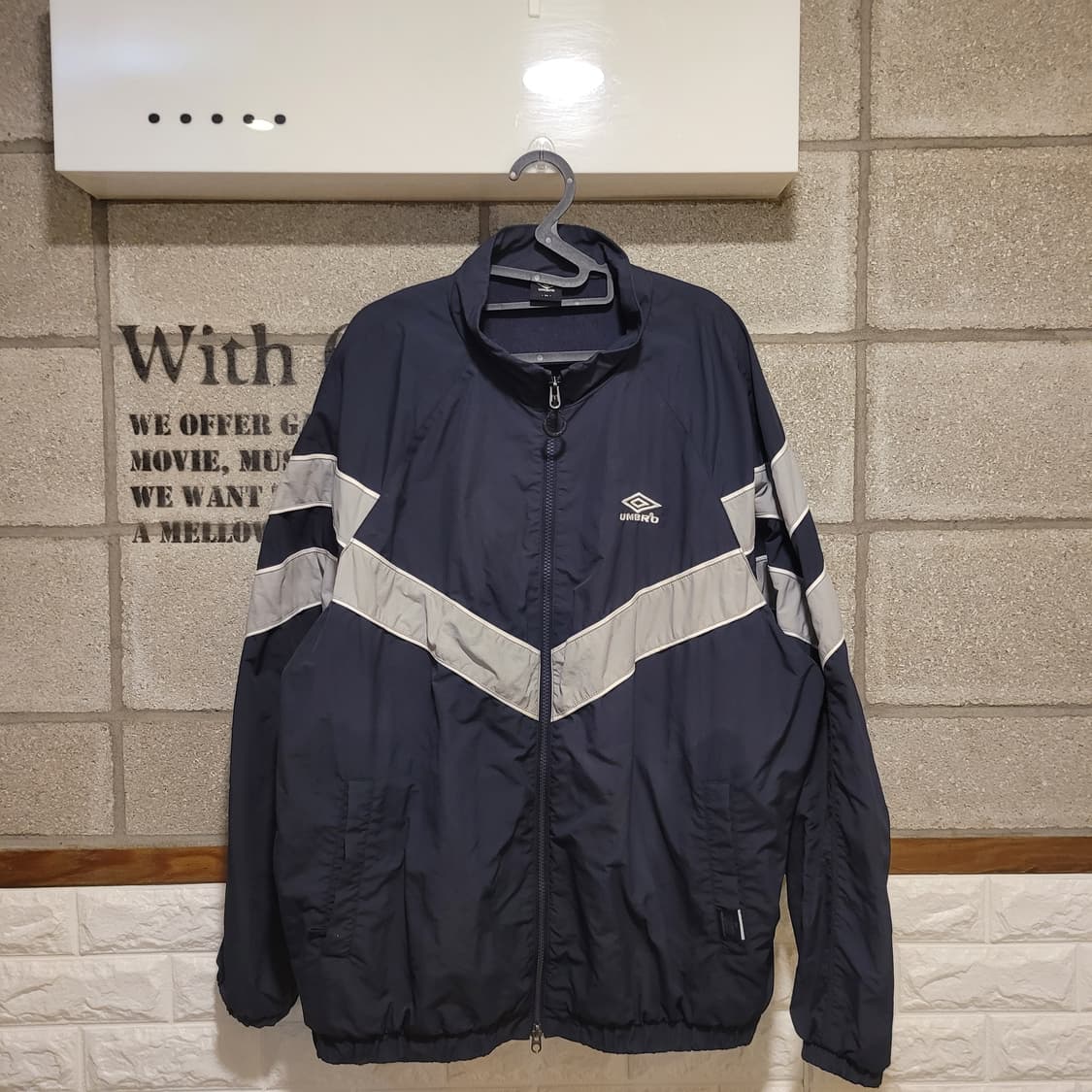 엄브로 백로고 바람막이 105 상품이미지2