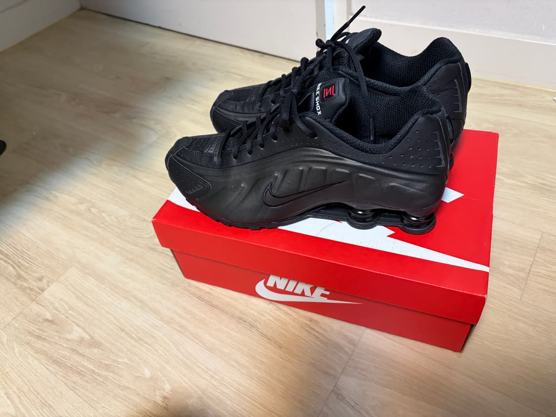 나이키 샥스 R4 블랙 브라이튼 크림슨 상품이미지1