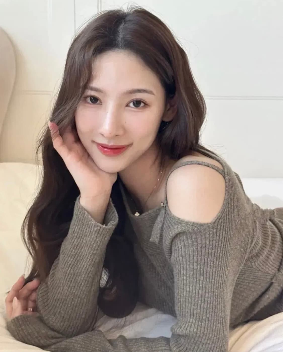 아워코모스 오프숄더 니트 상품이미지1