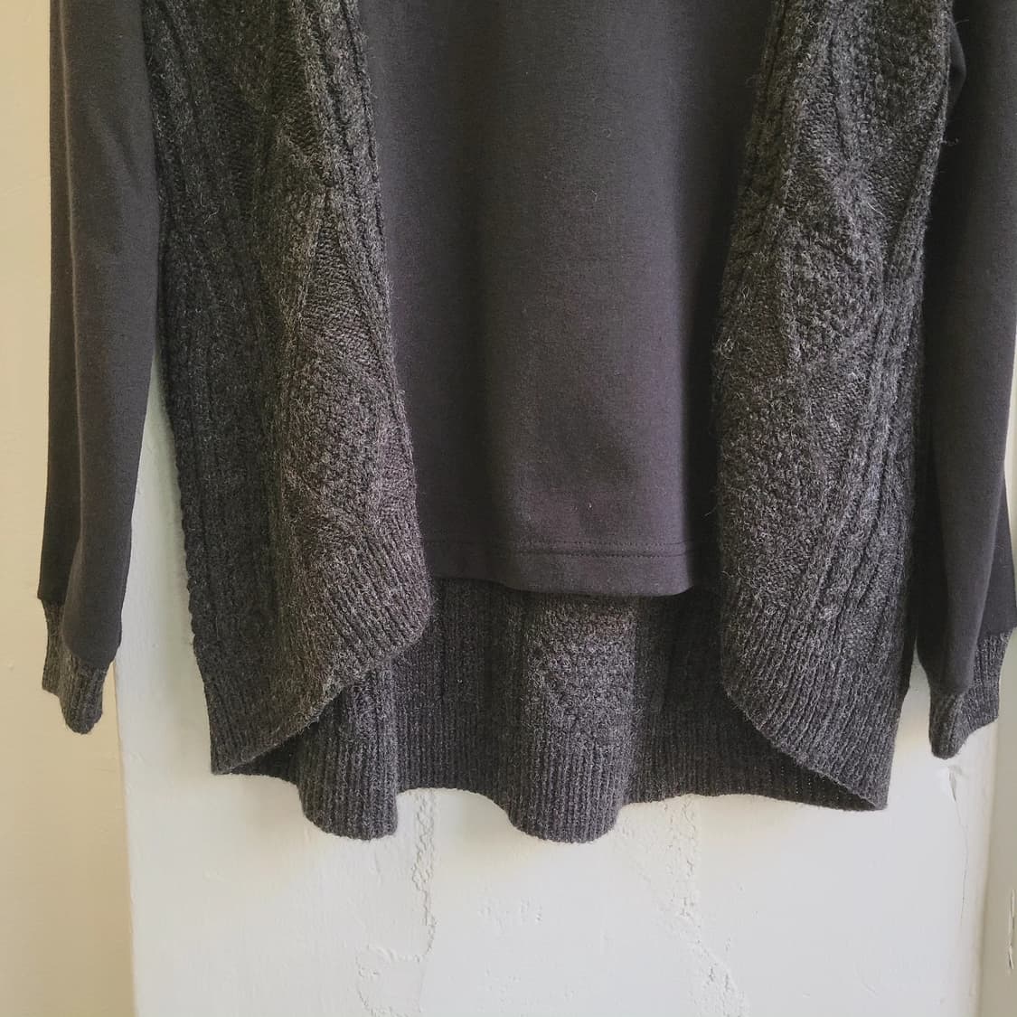 Beams heart 차콜 면배색 스웨터 상품이미지5