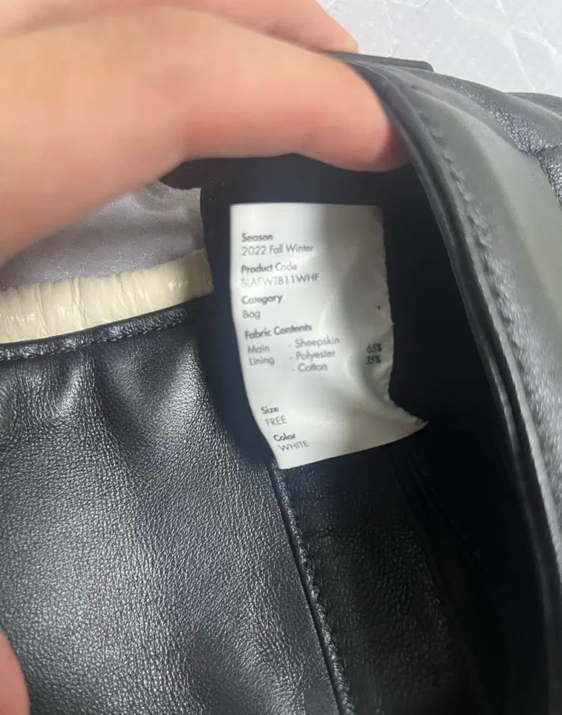 아더에러 보드백 흰검 상품이미지6