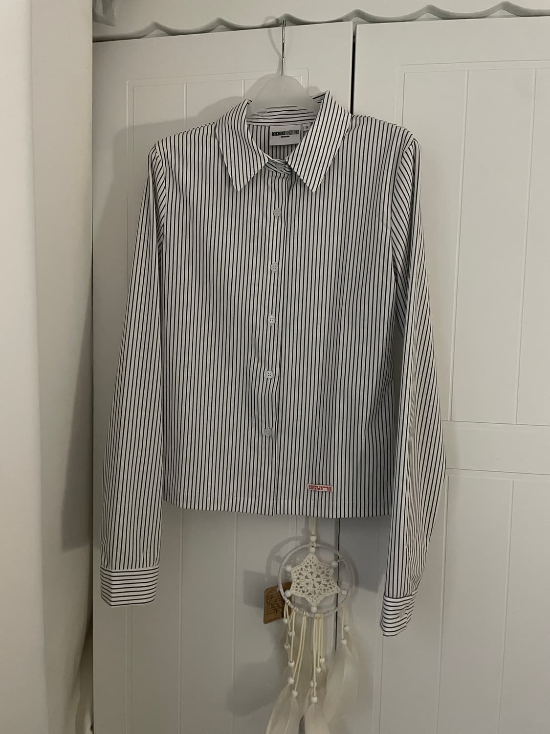 미치코런던 코시노 스트라이프 슬림핏 셔츠 아이보리 상품이미지1