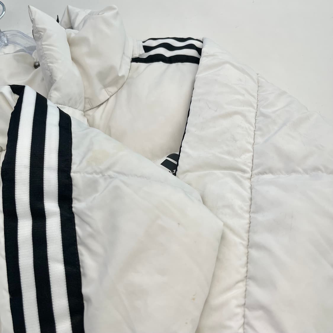 아디다스 화이트 삼선 다운 손나은 패딩 상품이미지5