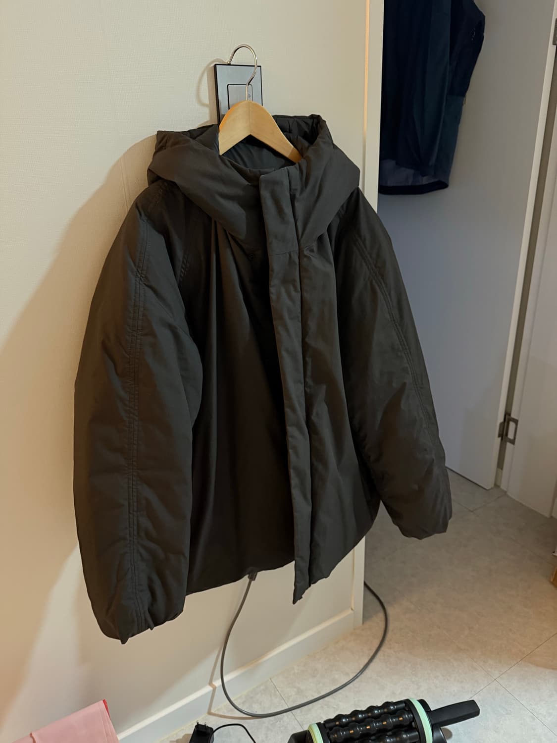 유니클로 U 퍼프테크 볼륨파카 다크브라운 XL 상품이미지4