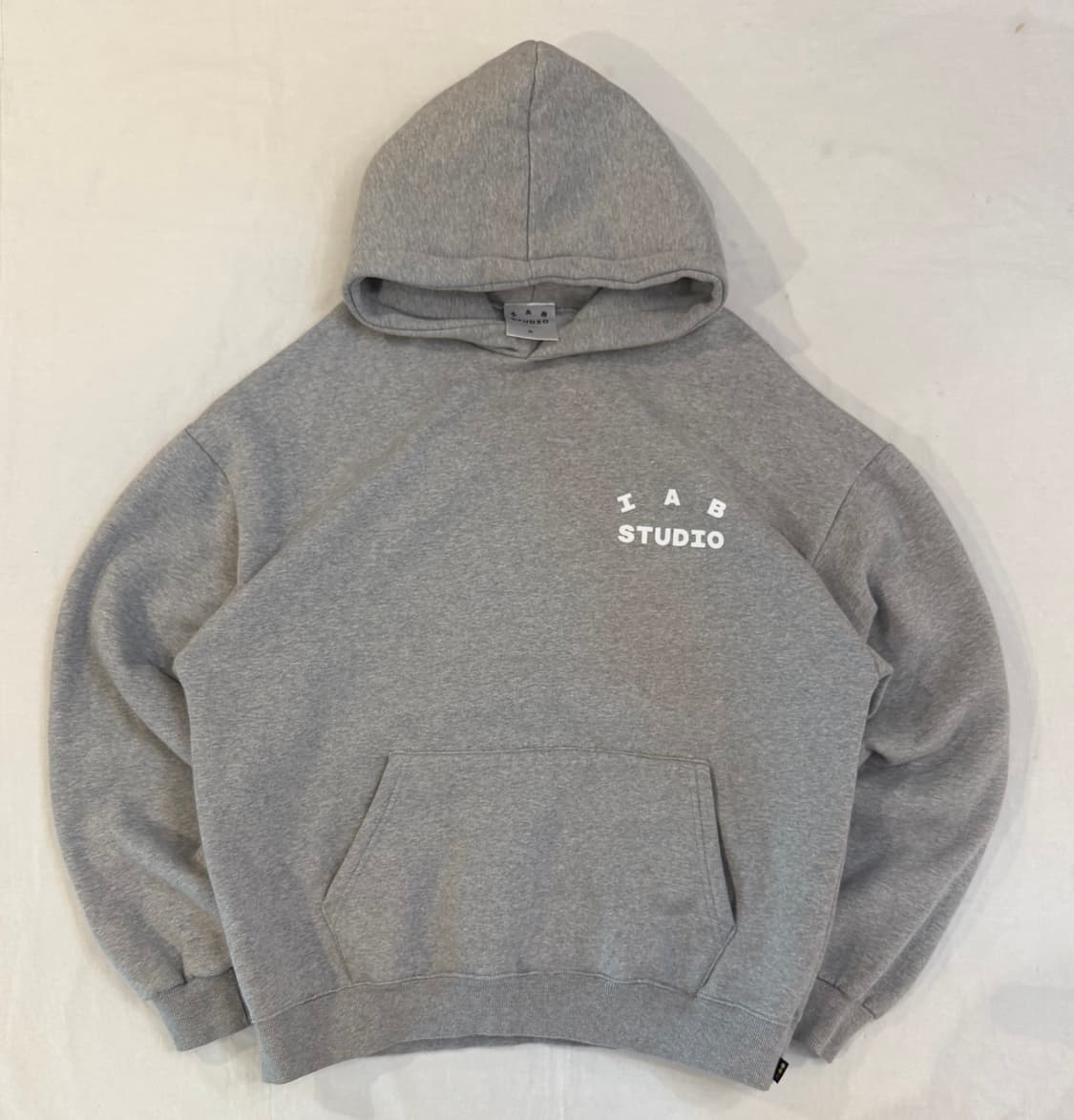 아이앱 스튜디오 그레이 화이트 후드티 상품이미지1
