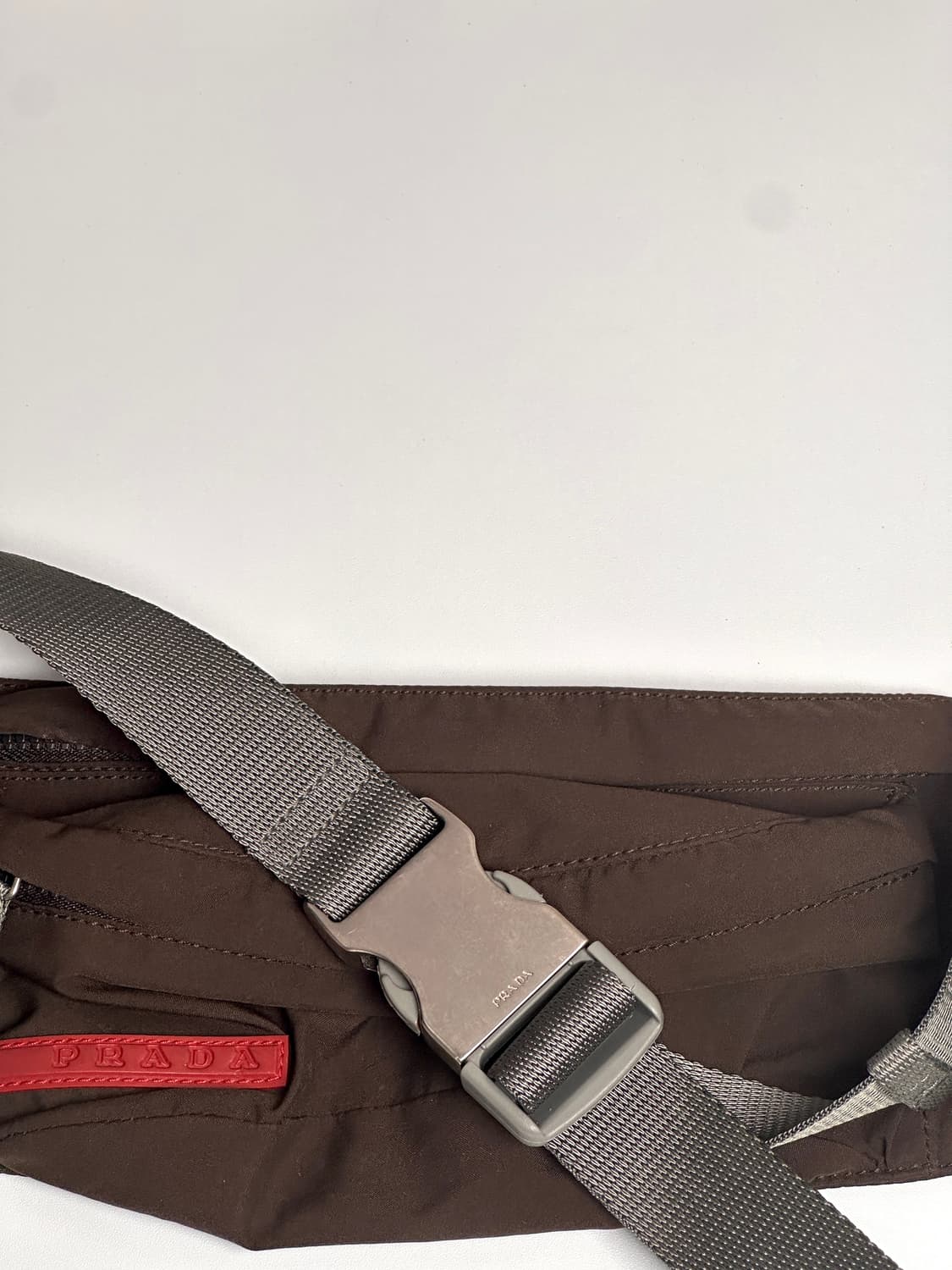 프라다 스포츠 나일론 벨트백 – 테크니컬 미니멀리즘의 상징 상품이미지10