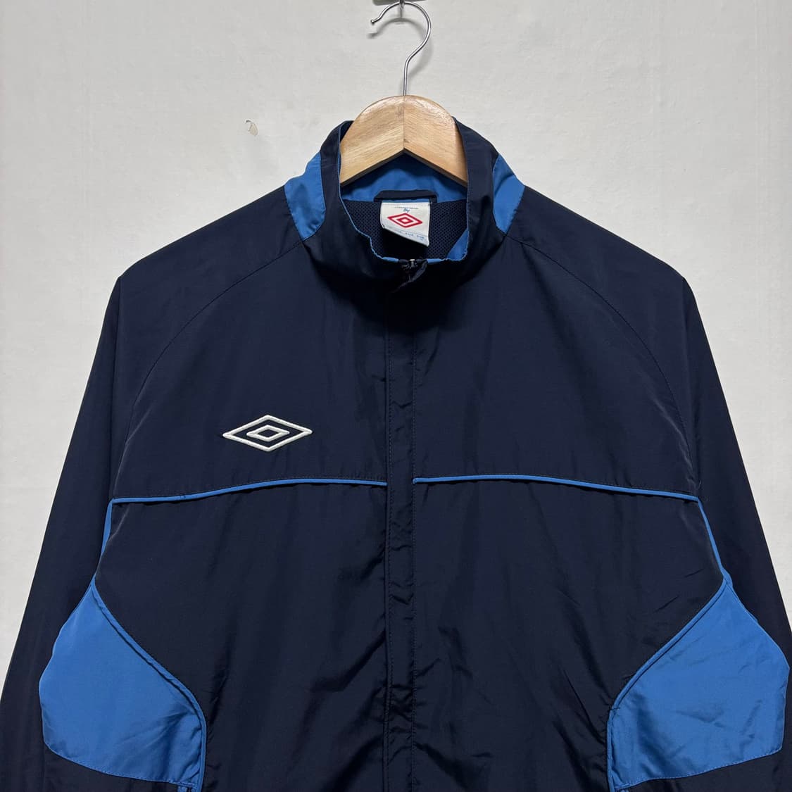 엄브로 네이비 배색 바람막이 상품이미지2