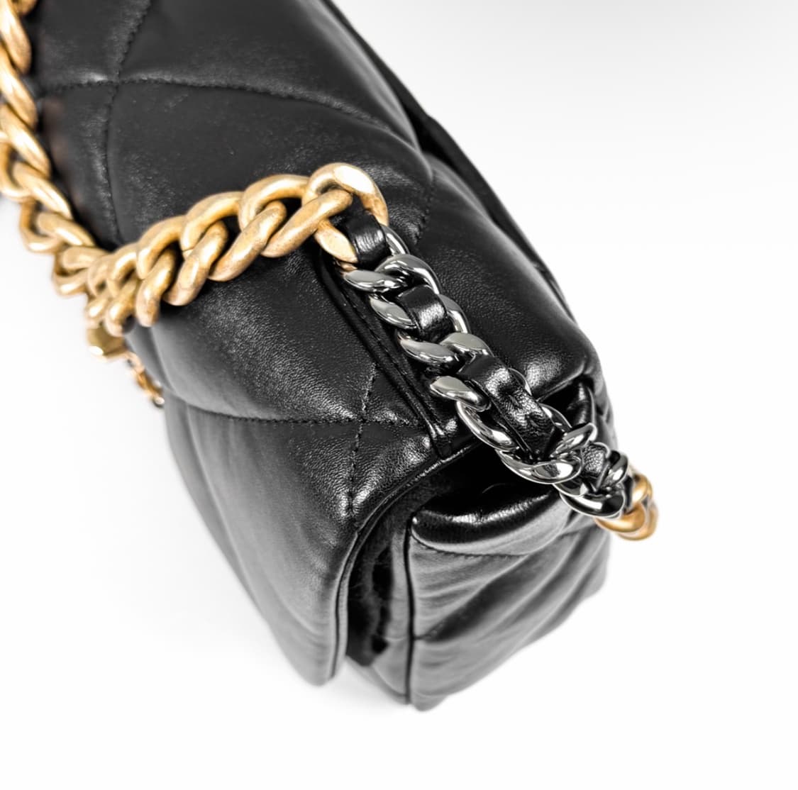 샤넬 여성 19 플랩백 램스킨 핸드백 미디움 금장 블랙 AS1160 상품이미지8