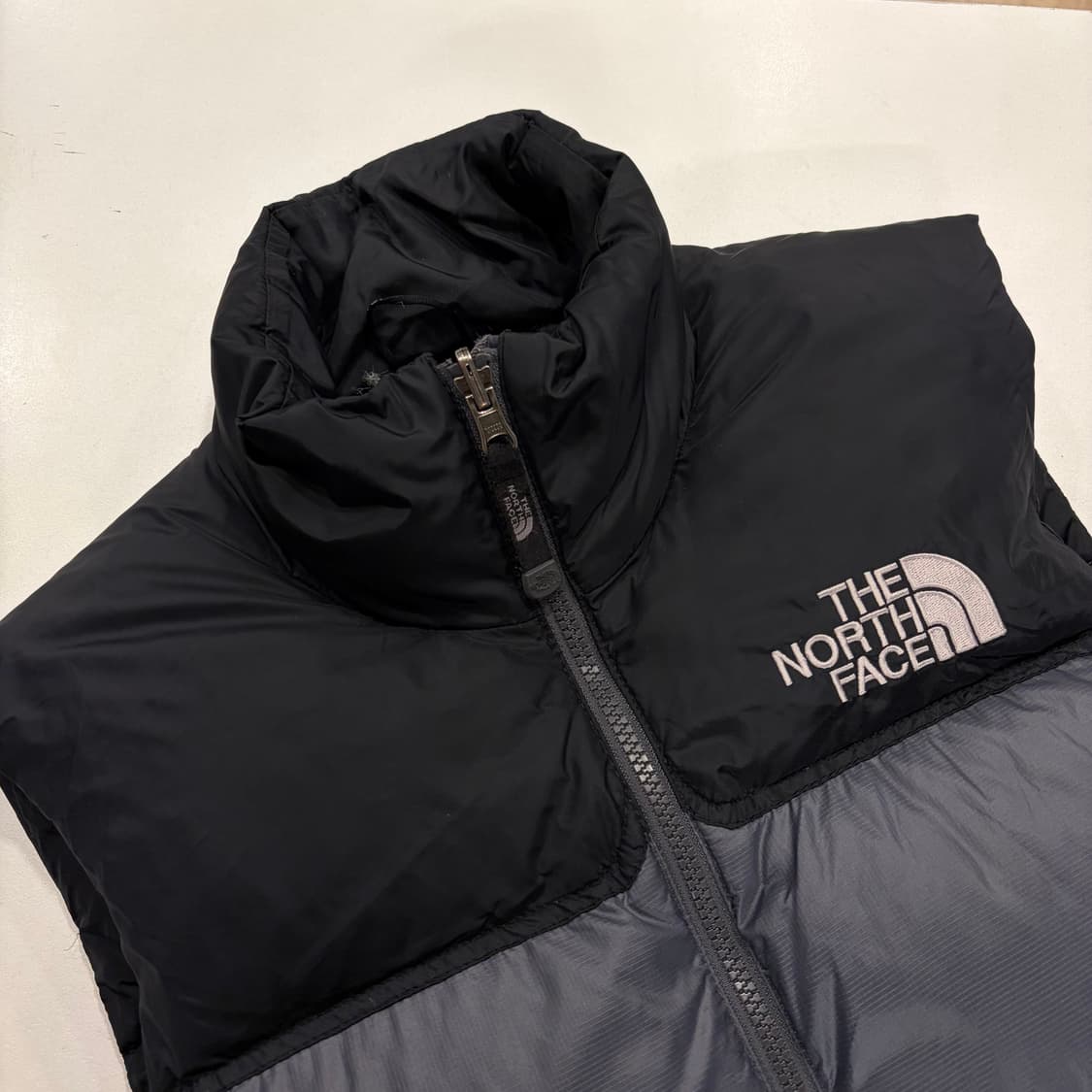 [85] 노스페이스 700 눕시 패딩 베스트 블랙/그레이 B408 상품이미지3