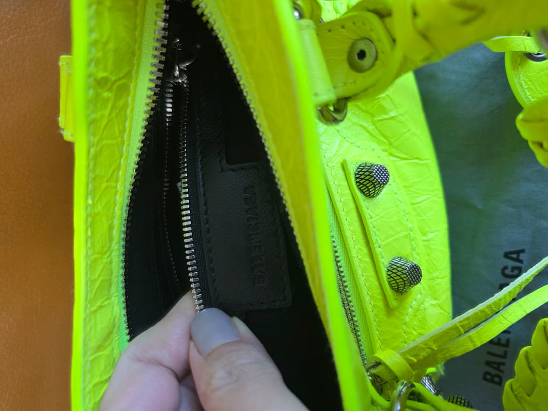 정품 발렌시아가 네오카골 르시티 시티백 모터백 스몰사이즈 네온 색상 상품이미지10