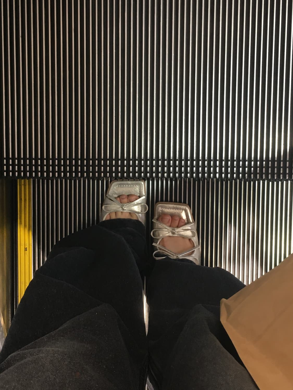 일본 유니클로 실버 샌들 상품이미지1