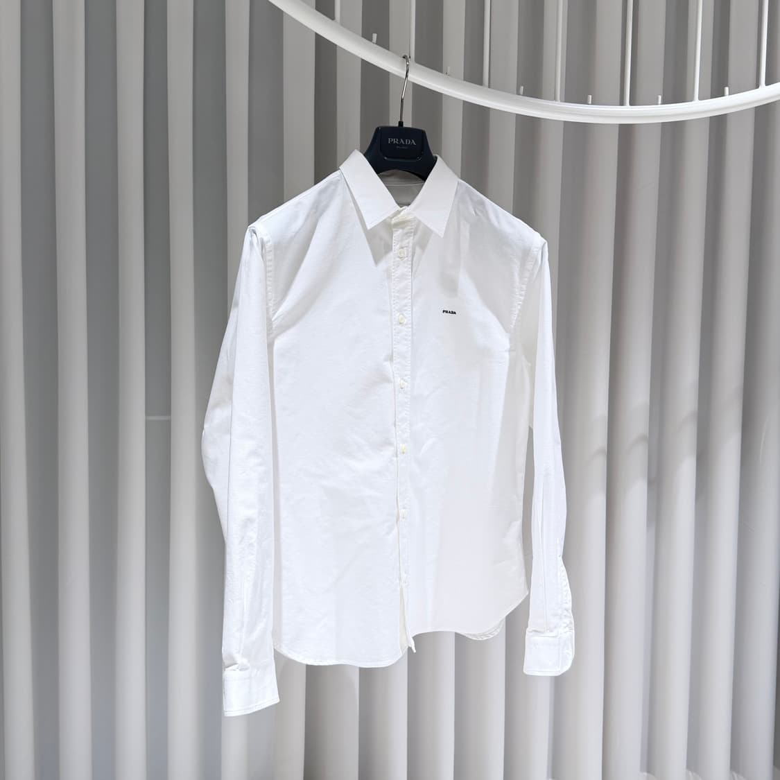 (S+/43.16) / 프라다 로고 자수 화이트 코튼 셔츠 상품이미지3