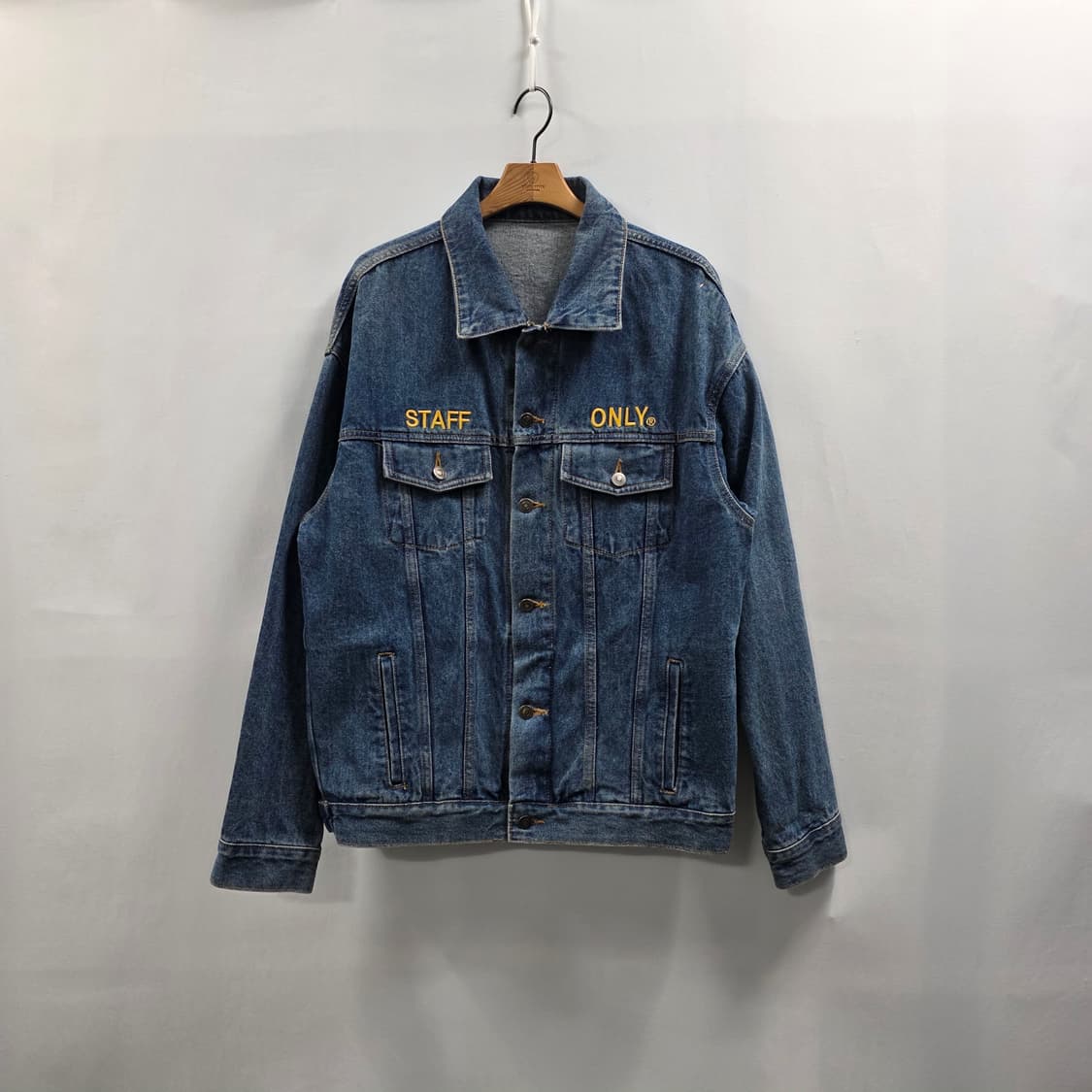 0762STAFF ONLY 스탭온리 자수 로고 중청 데님자켓 상품이미지1