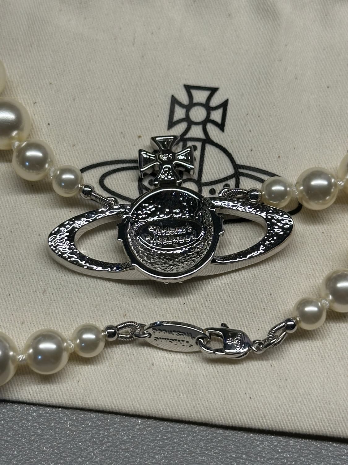 급처 풀박 네고가능) 비비안웨스트우드 원 로우 펄 바스 릴리프 초커 상품이미지5