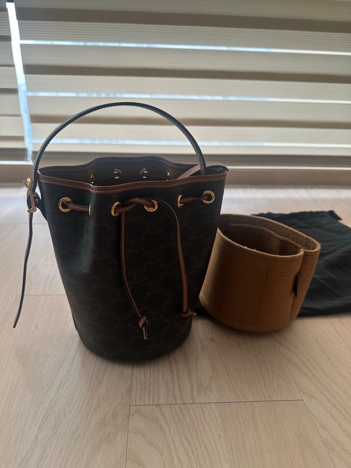 셀린느트리오페숄더백 상품이미지2