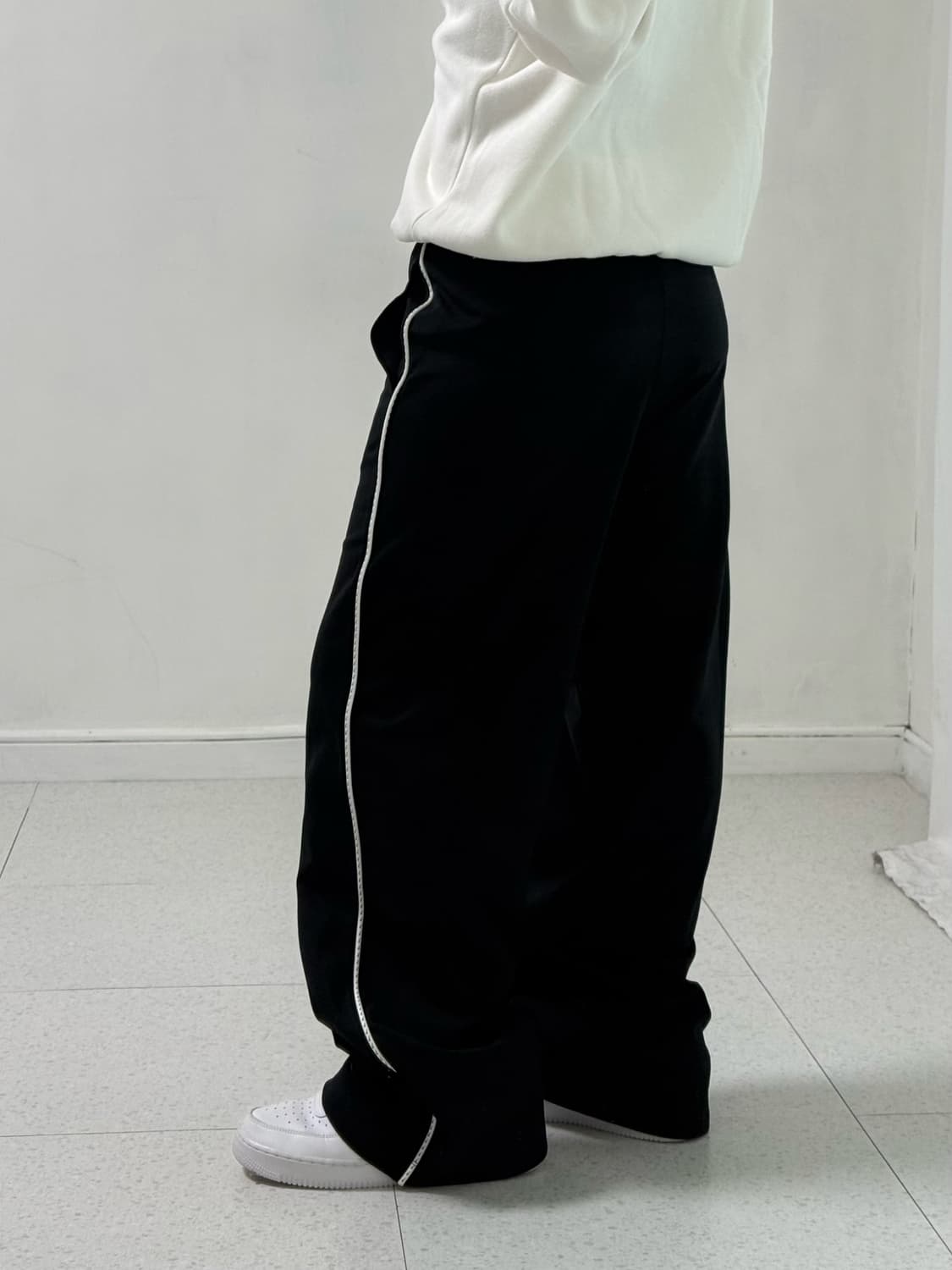 나이키 블랙 미니 스우시 트랙팬츠 상품이미지3