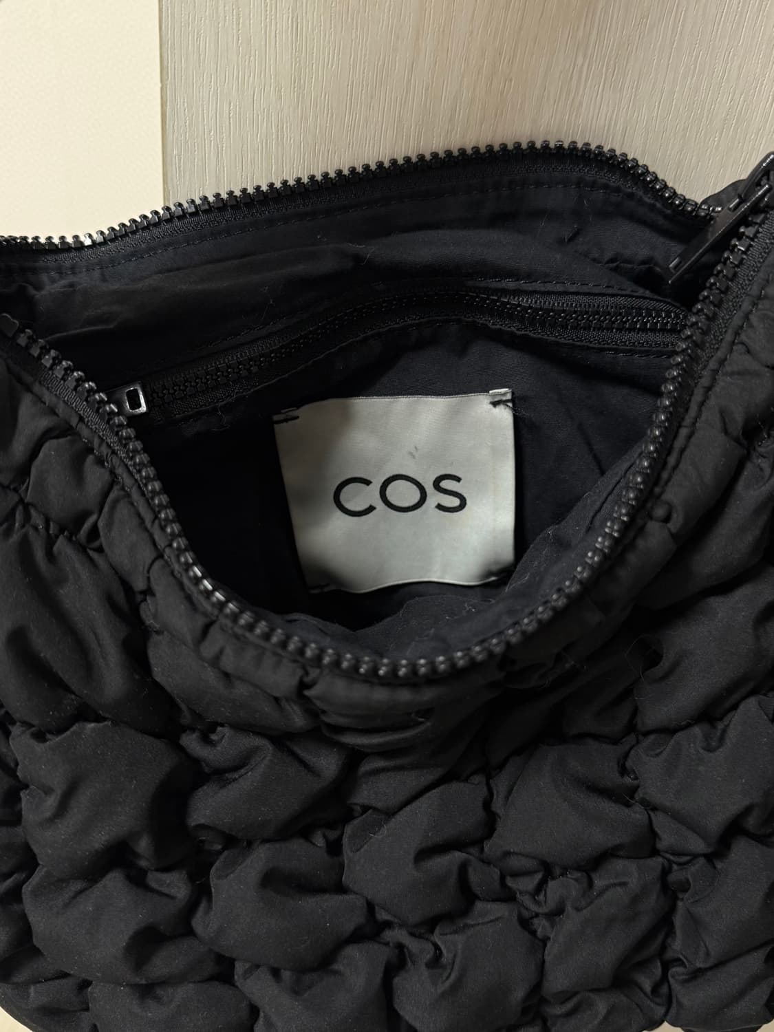 코스 퀄티드 미니백 블랙 상품이미지2