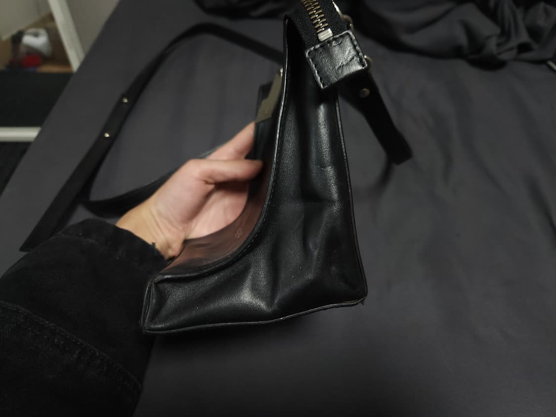 A COLD WALL 커브드 레더 크로스백 상품이미지3