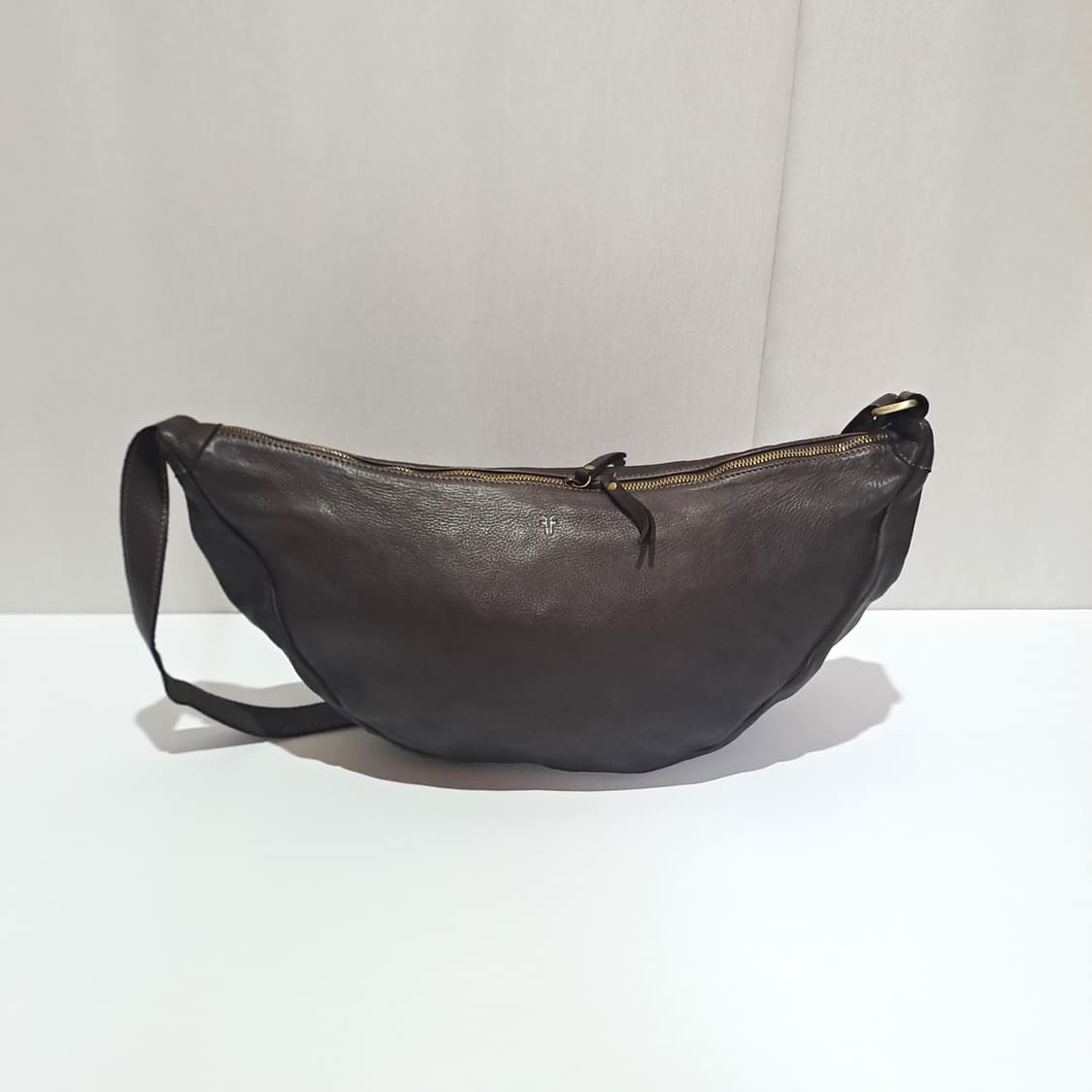 (택포) FRYE 프라이 이태리 직수입 하프문 숄더백 B853 상품이미지1