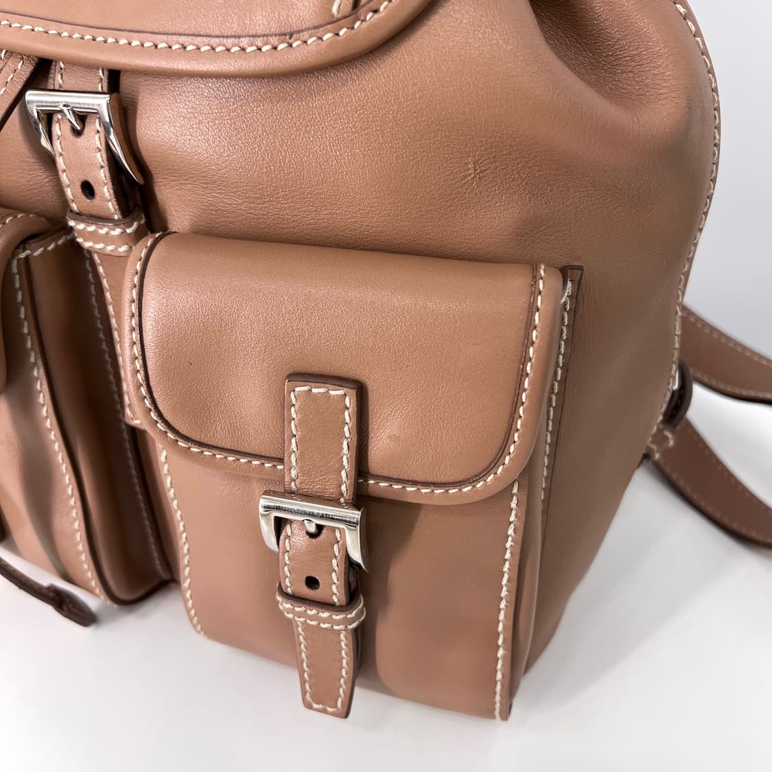 프라다 삼각로고 레더 시티 백팩 (B6677B) 상품이미지9