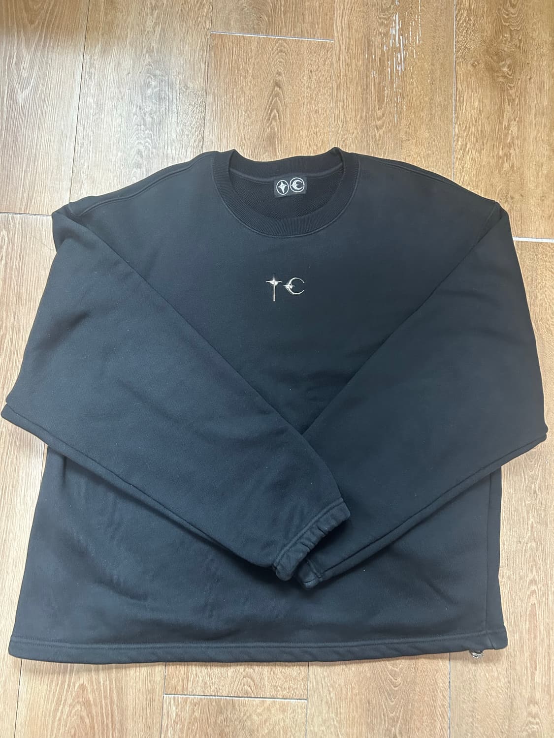 떠그클럽 컬러 엠블럼 스웻셔츠 블랙-24FW 상품이미지1