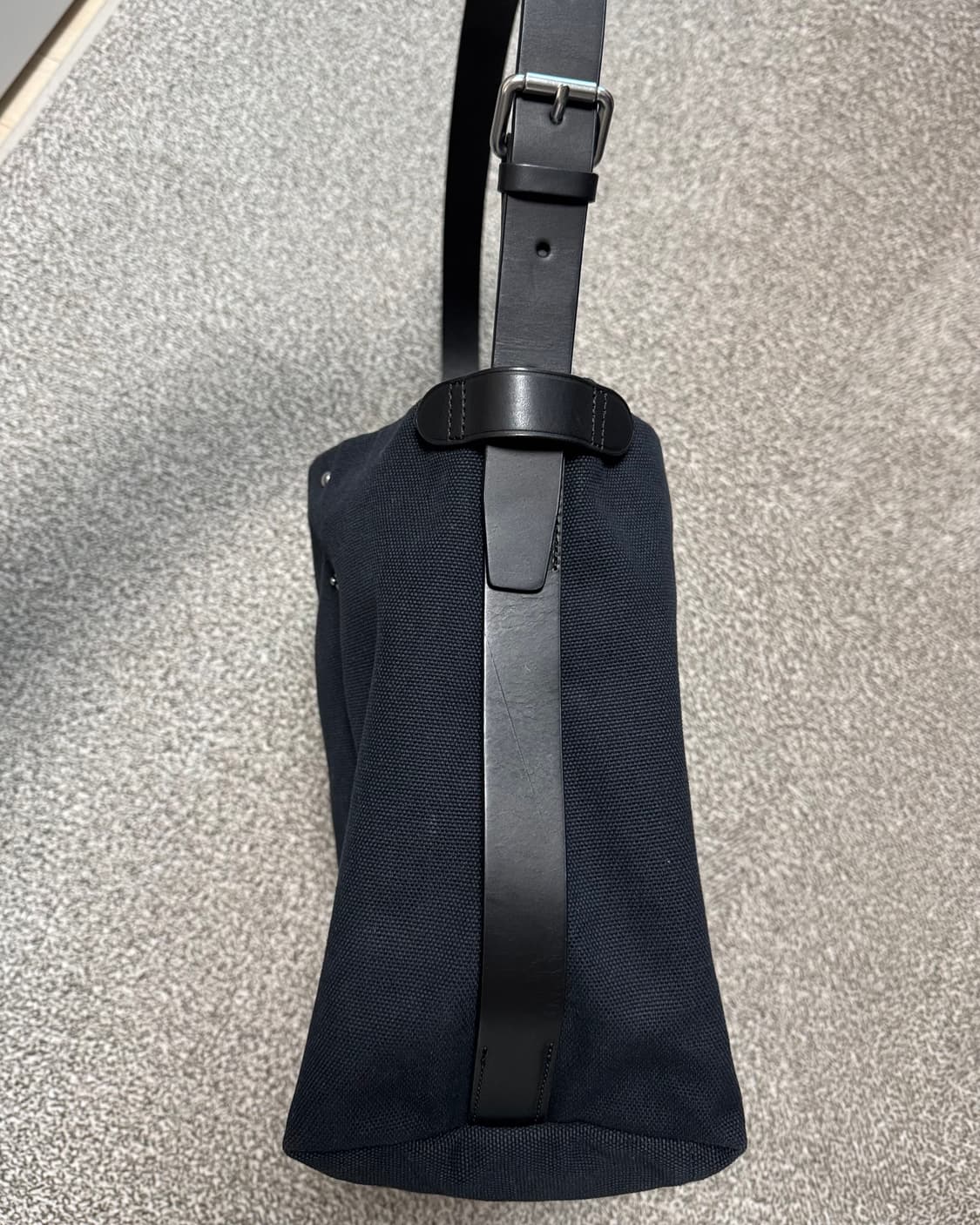 COS 캔버스 유틸리티 메신저 백 벨티드 토트백 상품이미지5