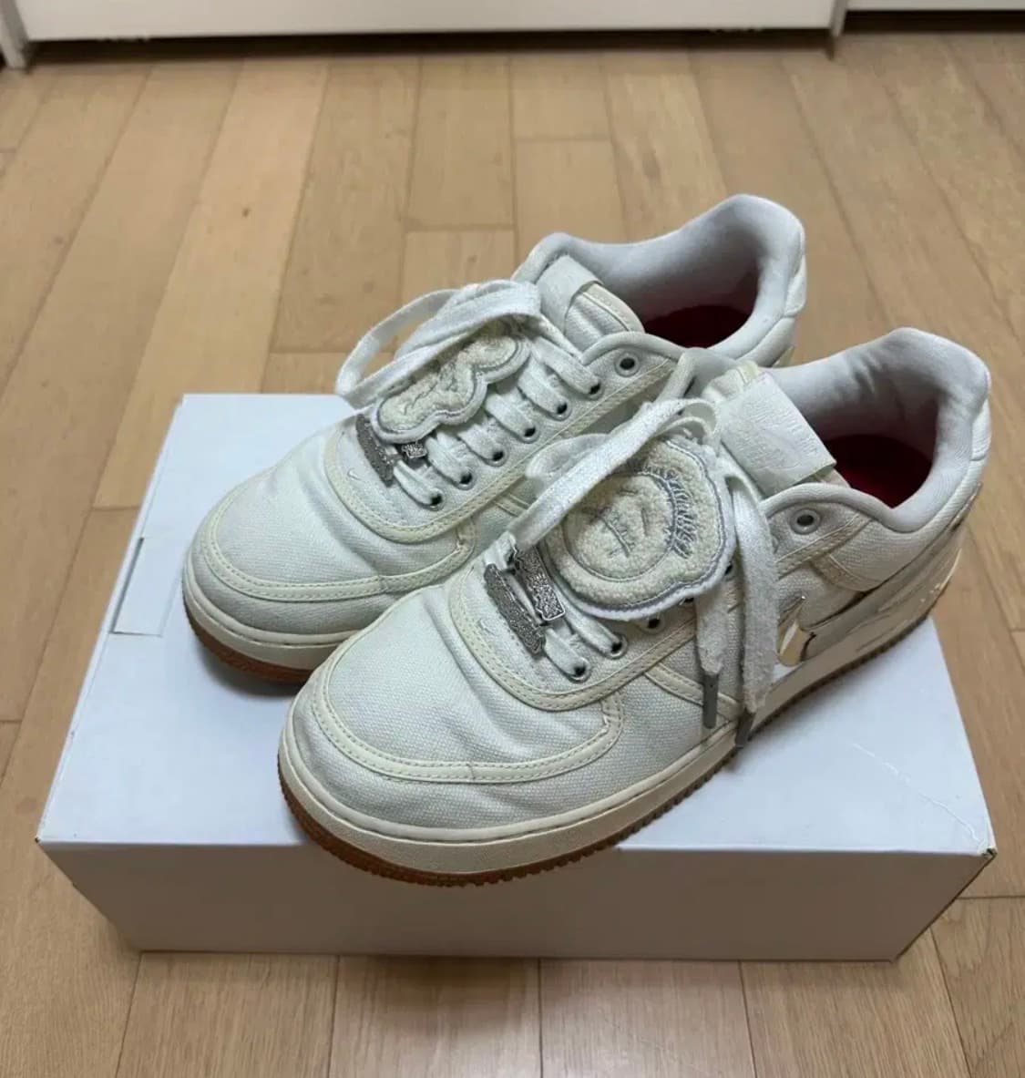 나이키 x 트래비스 스캇 에어포스1 로우 270 상품이미지1