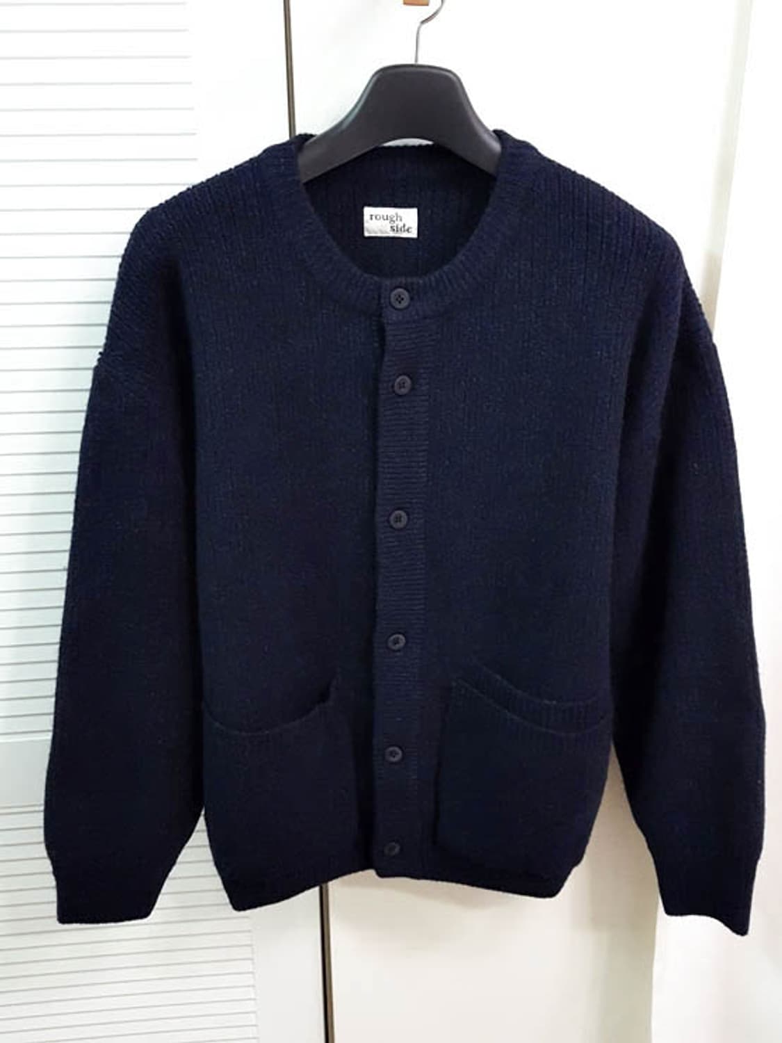 러프사이드 크루넥 니트 가디건 네이비 2
​ 상품이미지1