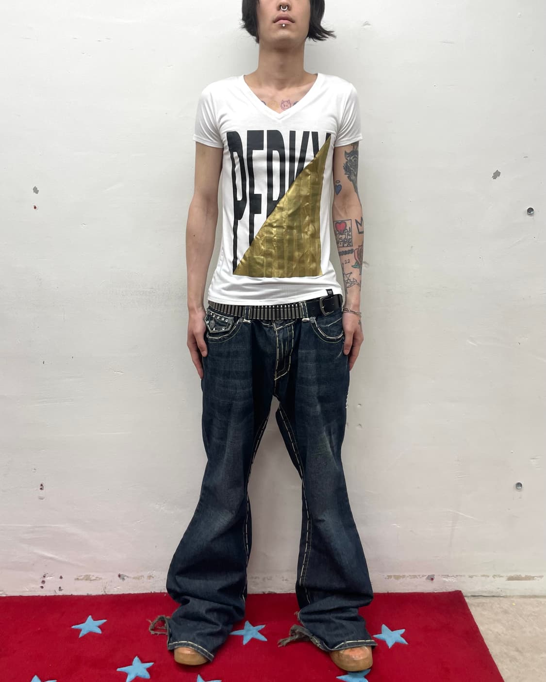 Gold triangle black lettering T-shirt 상품이미지2