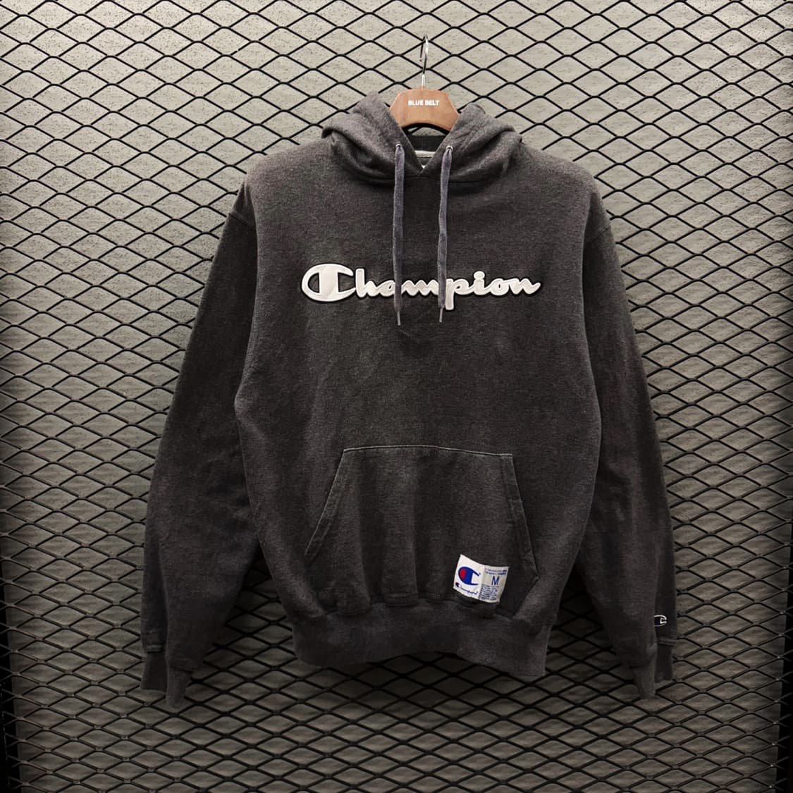 챔피온 레터링 후드티 엠보싱 로고 라벨 패치 디테일 차콜 상품이미지2