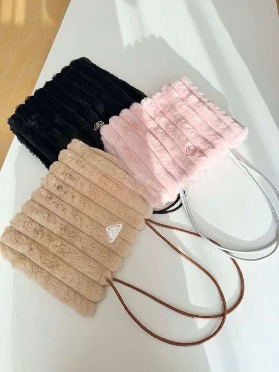 깜짝세일(새상품)정품 프라다 뷰티 블랙 퍼 토트백 상품이미지1