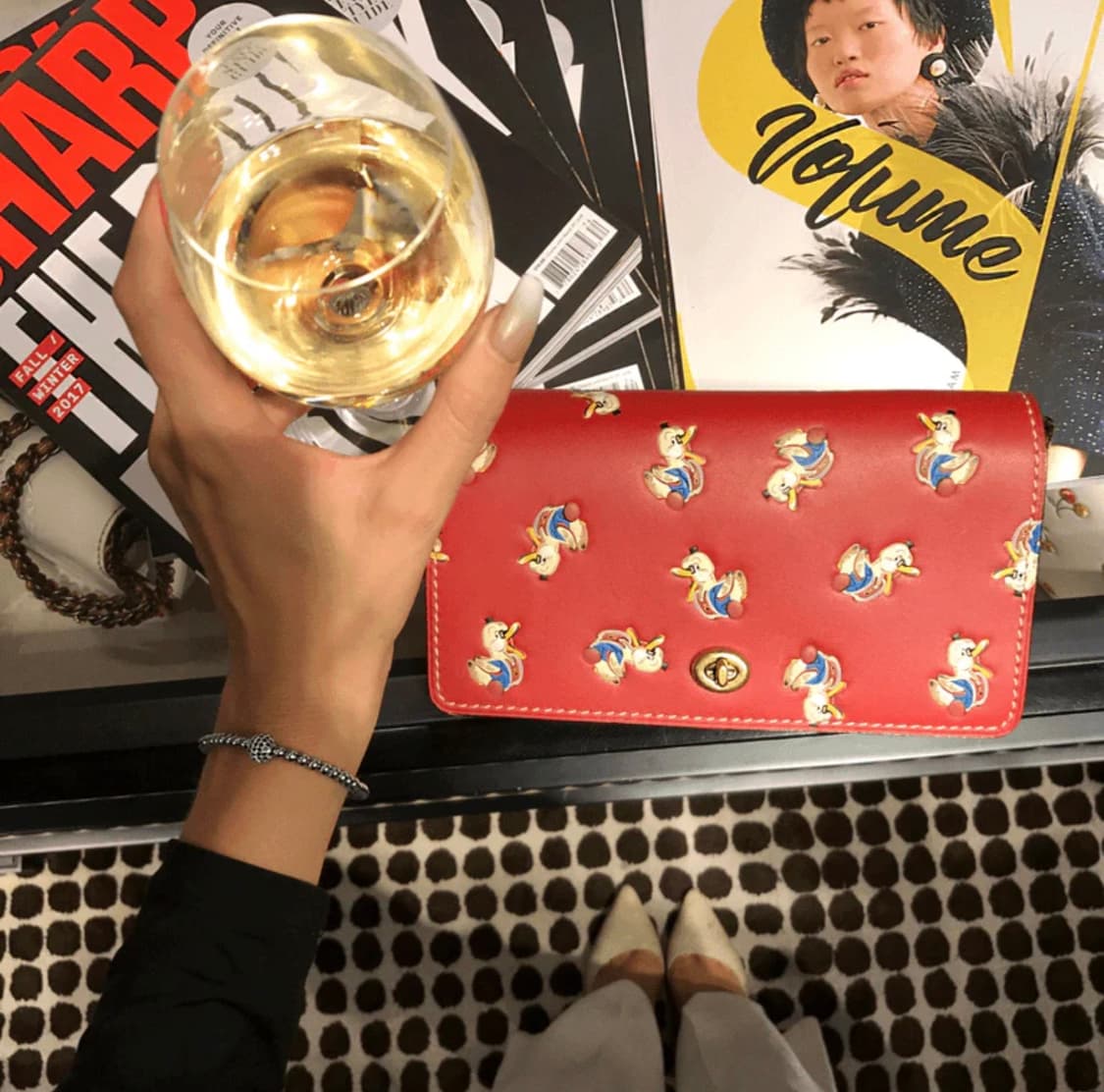 코치 도날드덕 레드 크로스백 상품이미지1