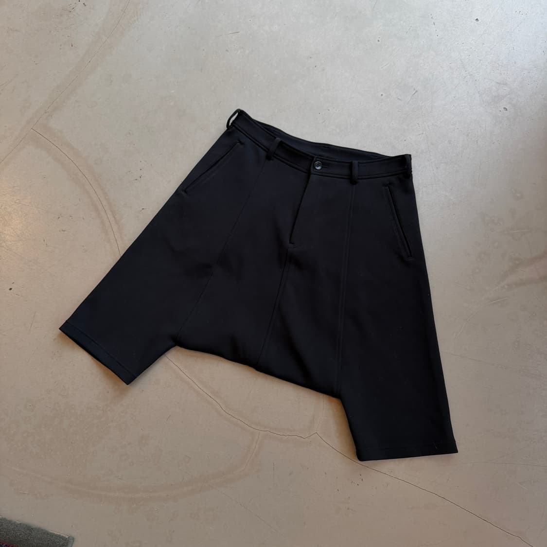 꼼데가르송 블랙 드롭 크로치 와이드 쇼츠 상품이미지2