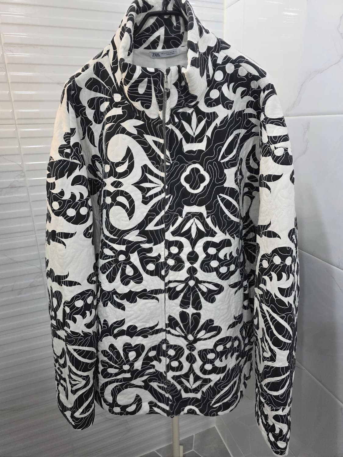 자라 블랙 앤 화이트 패턴  누빔 자켓 상품이미지1
