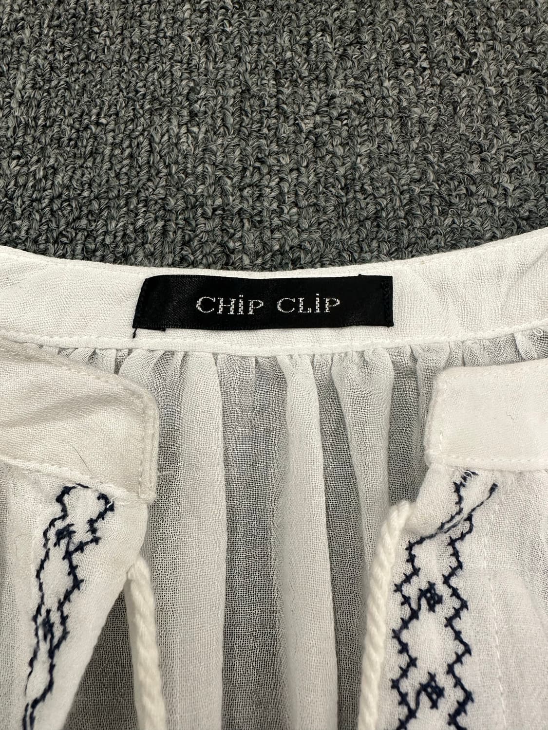 OS)CHIP CLIP 여성 자수 디테일 화이트 블라우스 상품이미지3