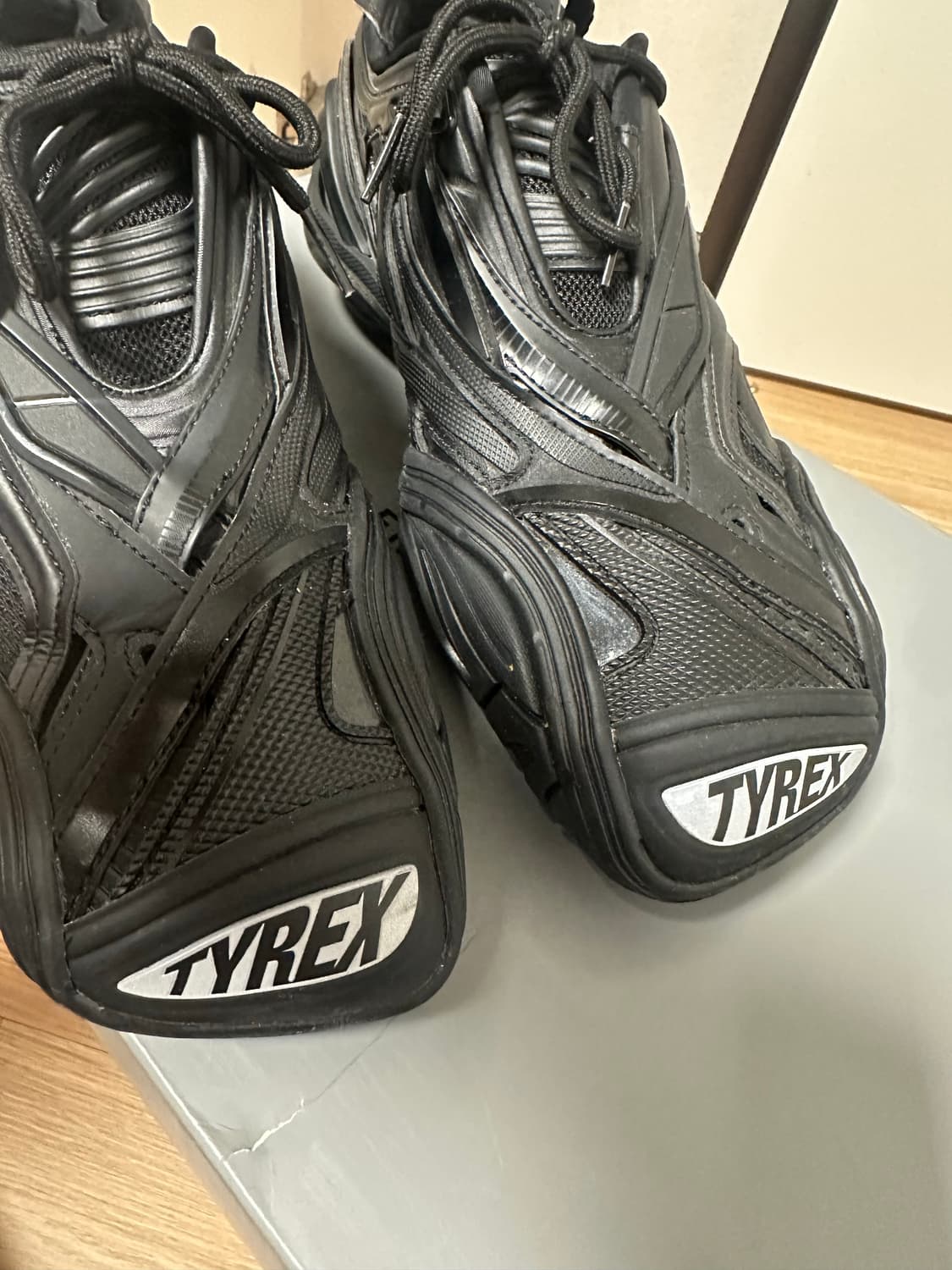 발렌시아가 타이렉스 42 블랙 상품이미지1