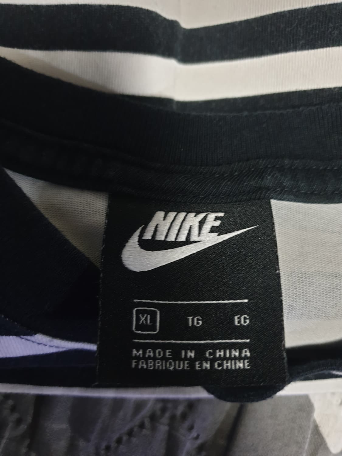 나이키 스우시 클럽 스트라이프 반팔티 검횐 상품이미지3