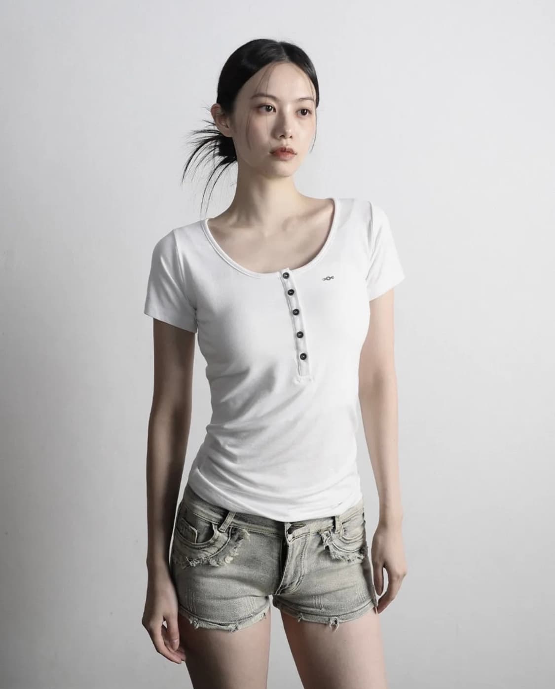 매고렌서울 메탈 트라이클립스 헨리넥 티셔츠 화이트버튼로고롱반팔슬리브이너탑 상품이미지2