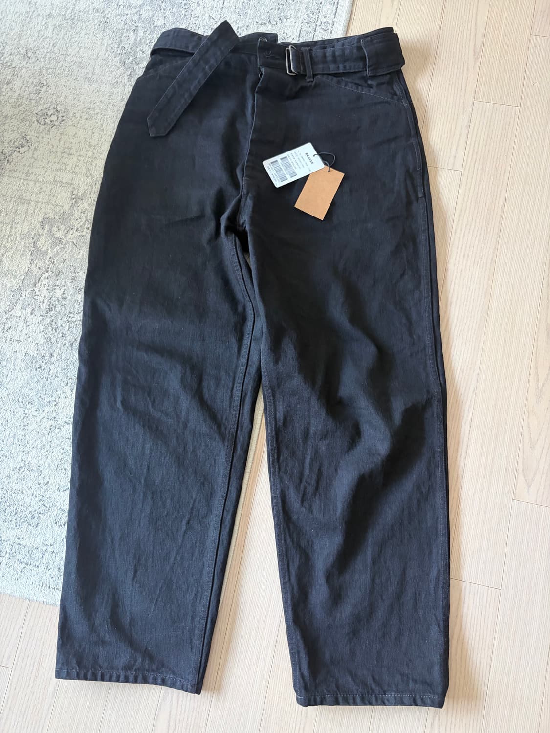 코모리 벨티드 데님 블랙 상품이미지2