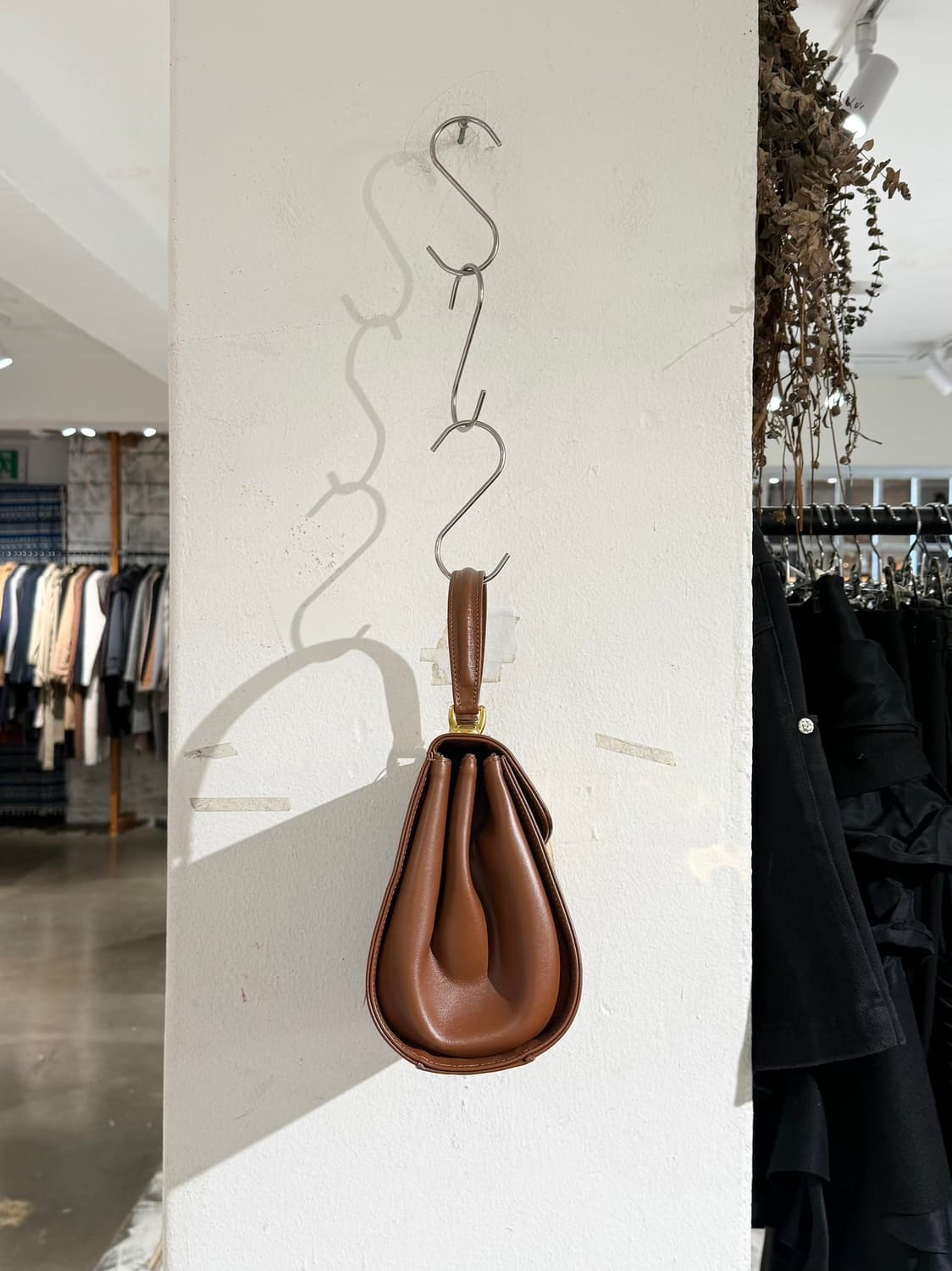 버버리 브라운 레더 금장 탑 핸들 백 상품이미지4