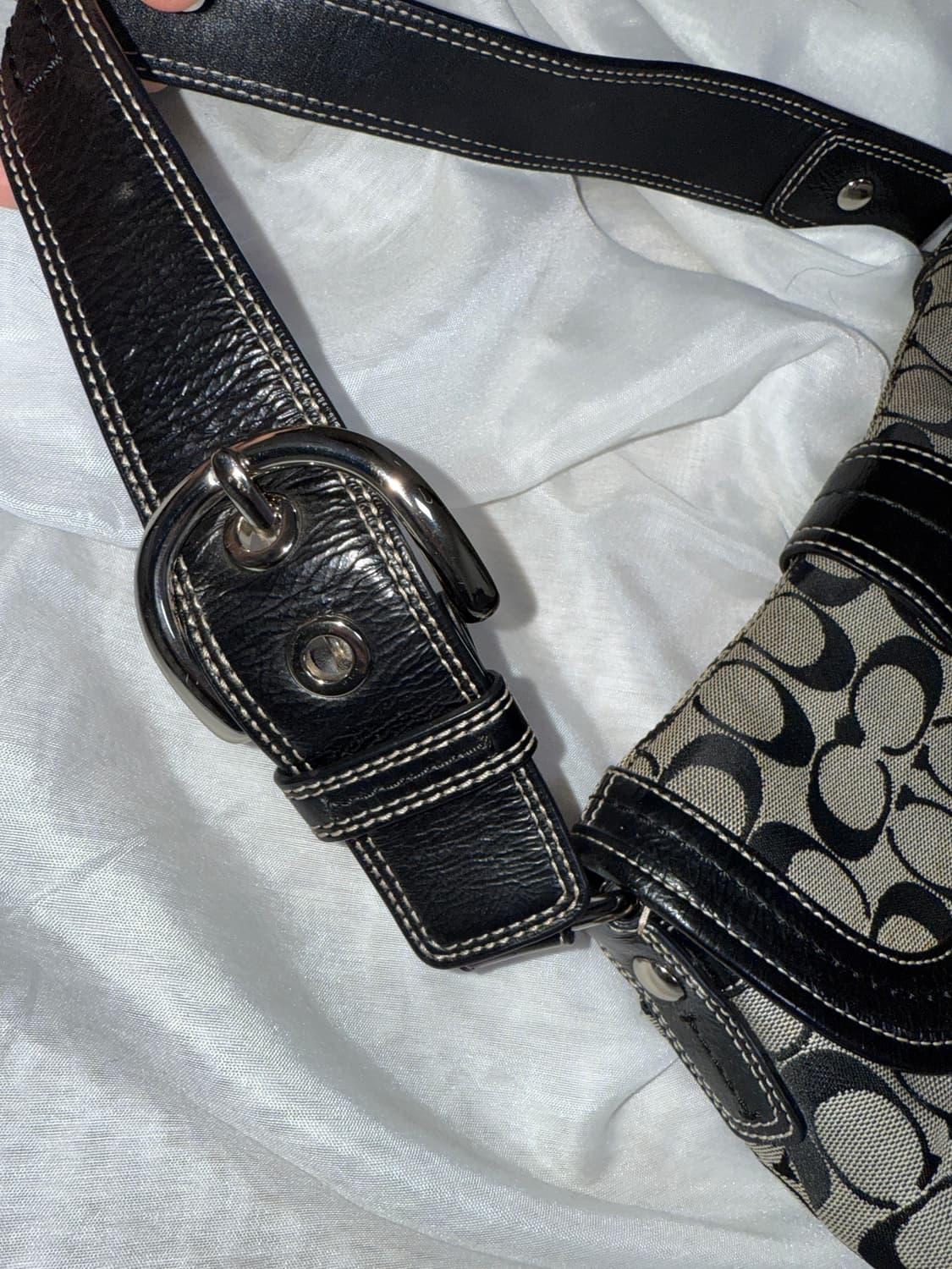 코치 버클 숄더백 블랙 상품이미지9