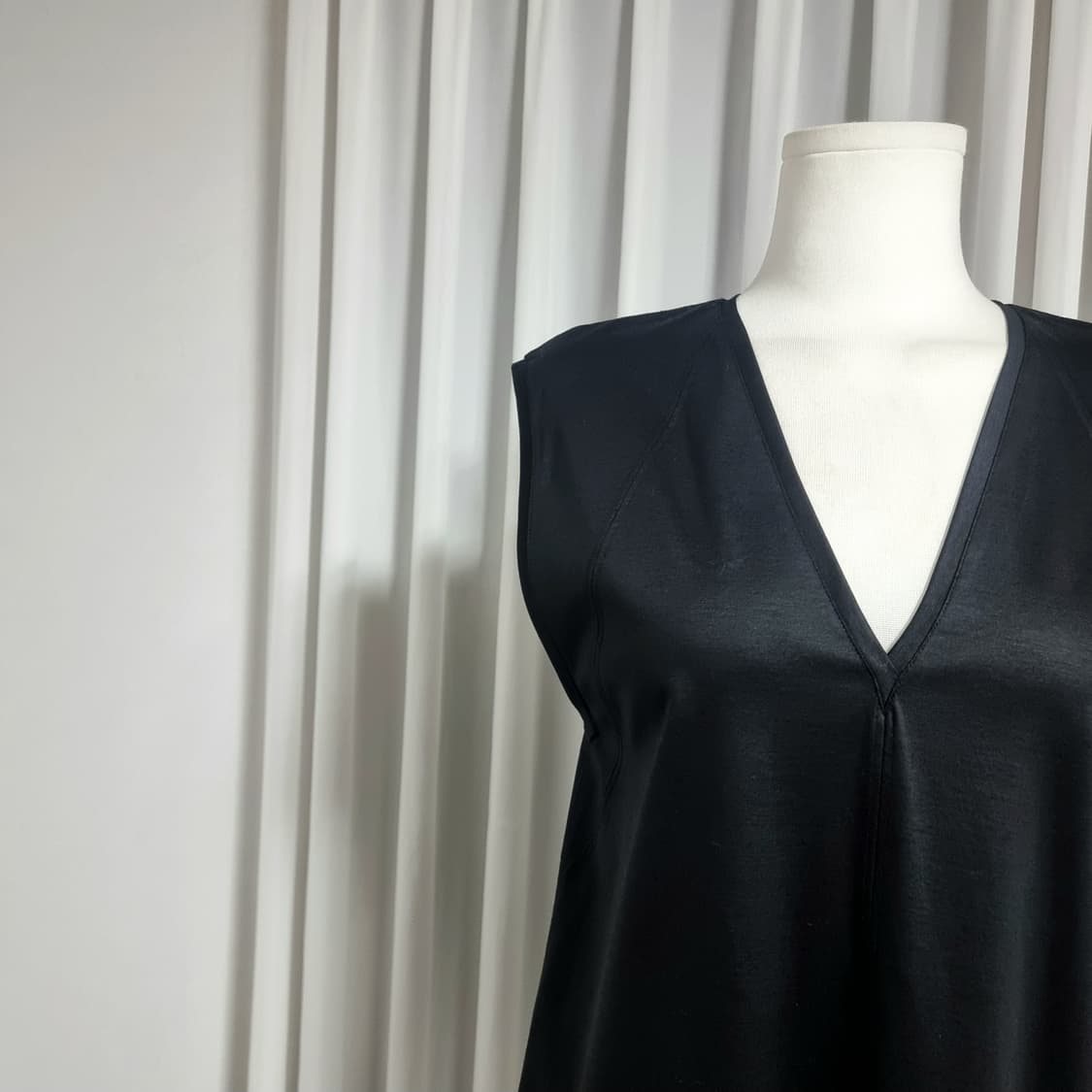 헬무트랭 브이넥 슬리브리스 롱 원피스 (55) 상태최상 상품이미지5