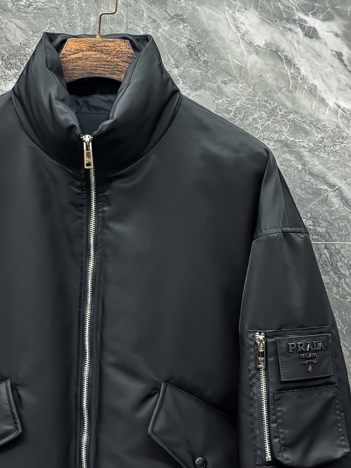 프라다 리나일론 크롭 다운 재킷 블랙 상품이미지3