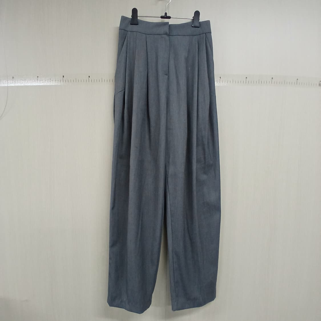 핏이 멋스러운 회색 와이드 주름 바지 상품이미지1