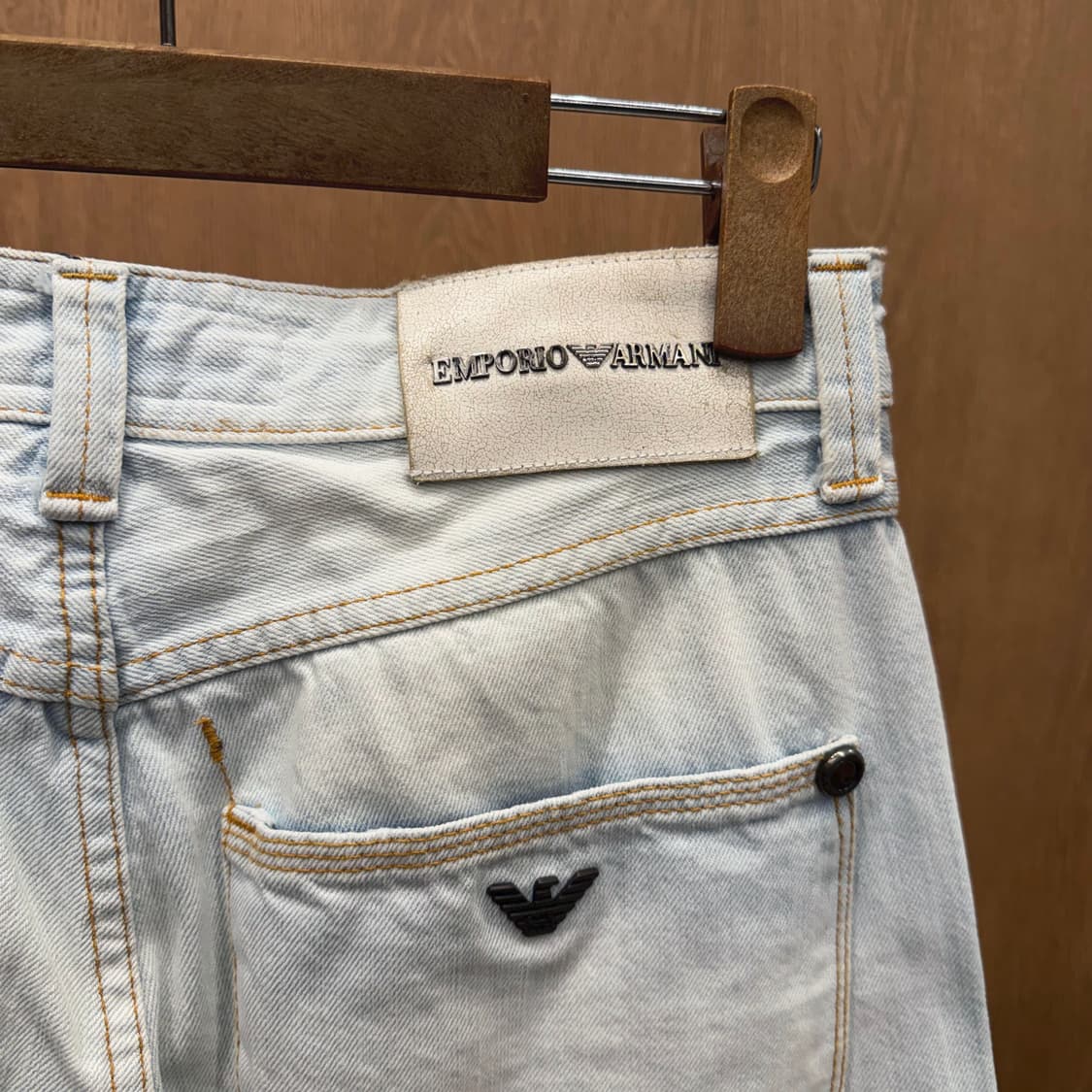 엠포리오 아르마니 데님 팬츠 프레이드 패치 백포켓 블랙 로고 디테일 연청 상품이미지6