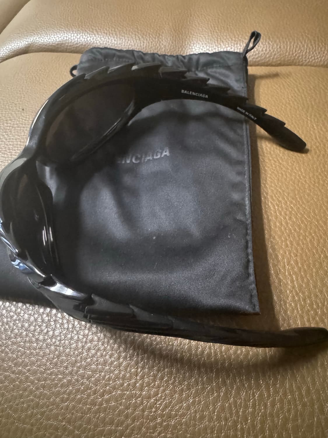 발렌시아가 스파이크 렉탱글 유일 매물(애쉬아일랜드 동일 제품) 상품이미지2