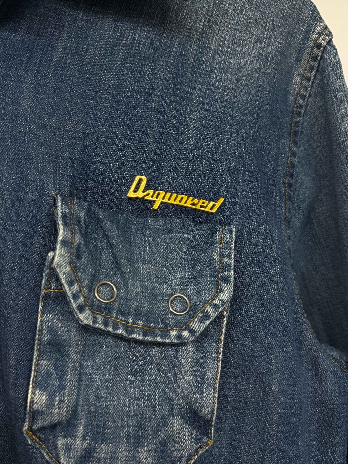 디스퀘어드 3D포켓 뱃지 데님셔츠 상품이미지3